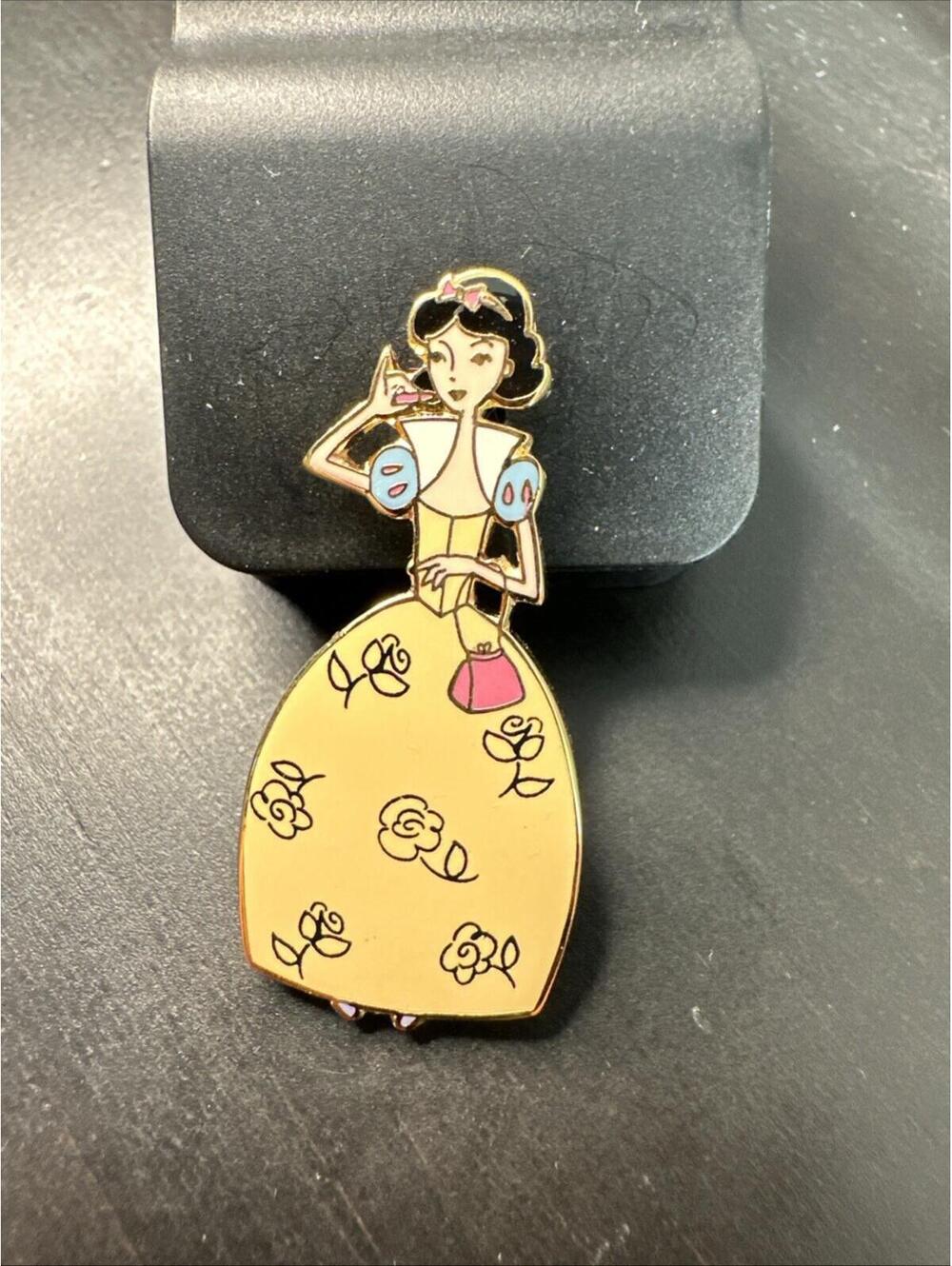 Disney Catalog - Snow White - Princesses Hearts - Standing Disney Pin 13448